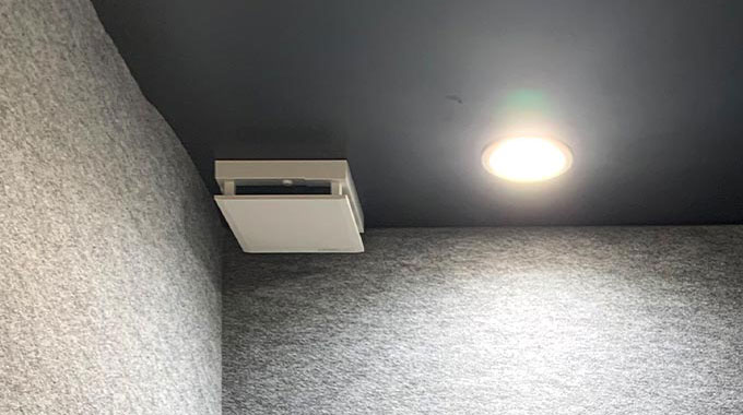 個室ブースプリウスの換気扇とLEDライト